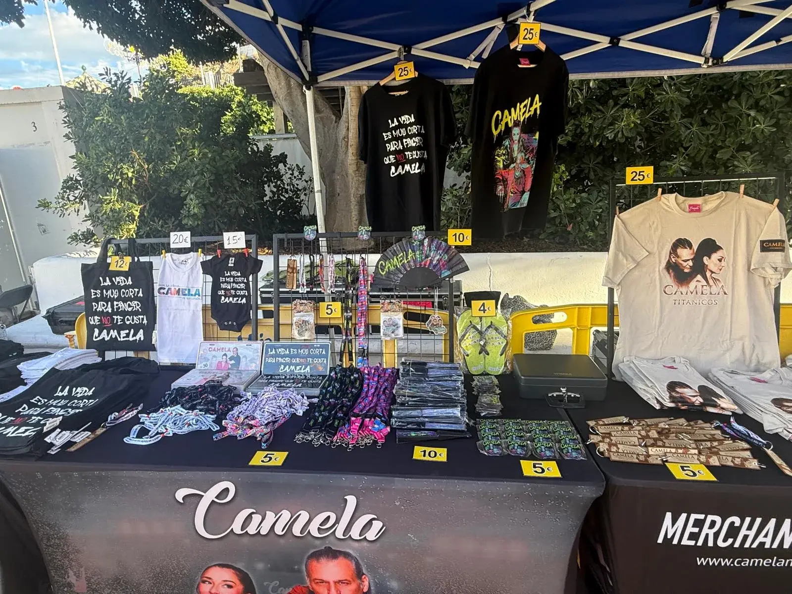 Puesto de merchandising de Camela en un concierto