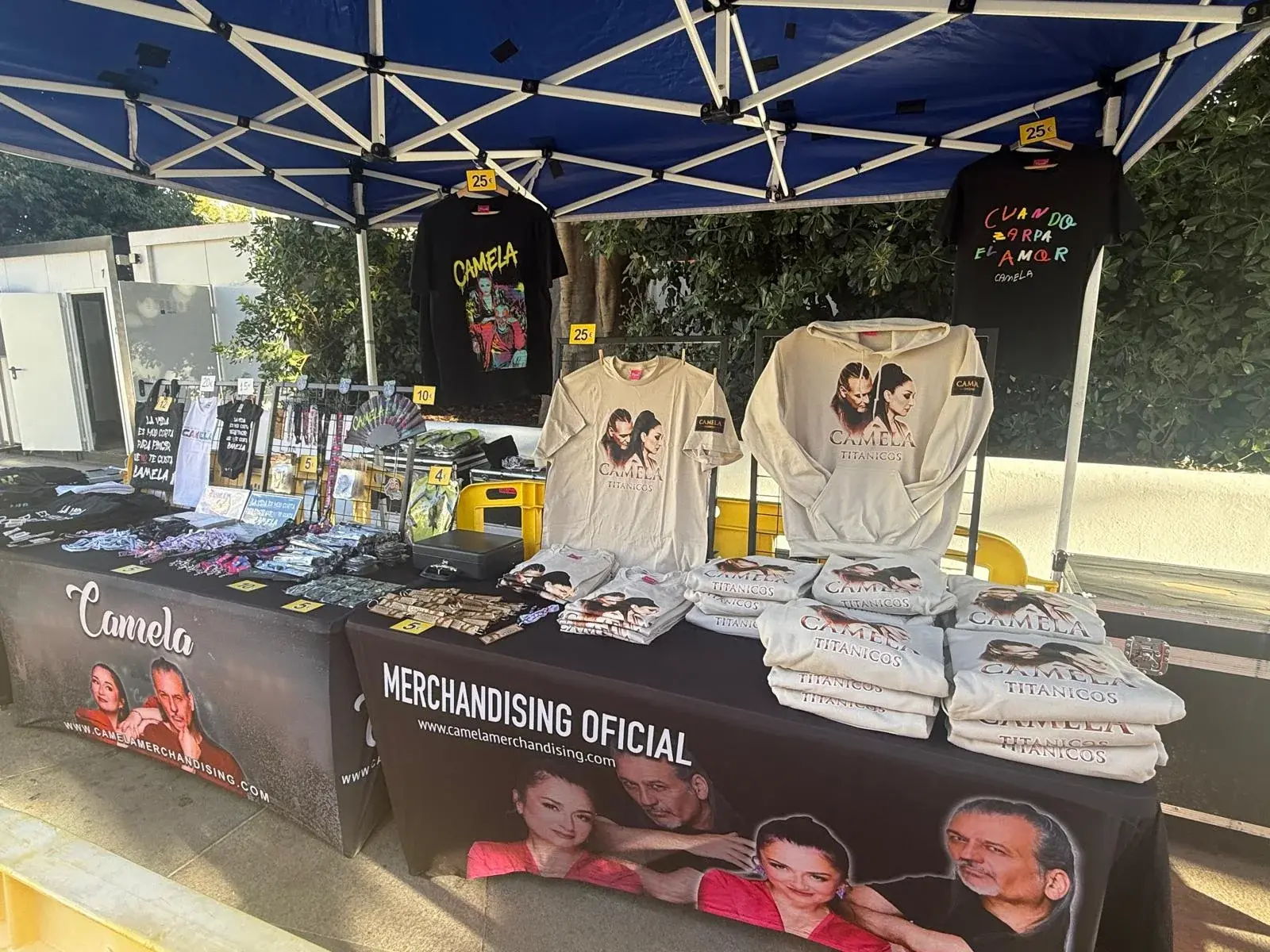 Puesto de merchandising de Camela en un concierto