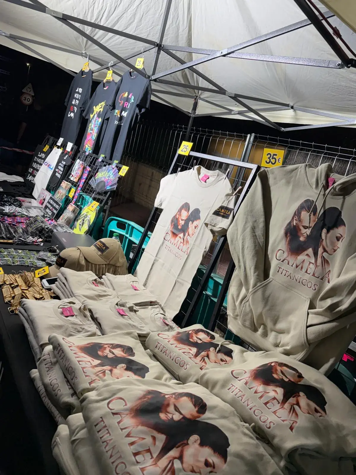 Puesto de merchandising de Camela en un concierto