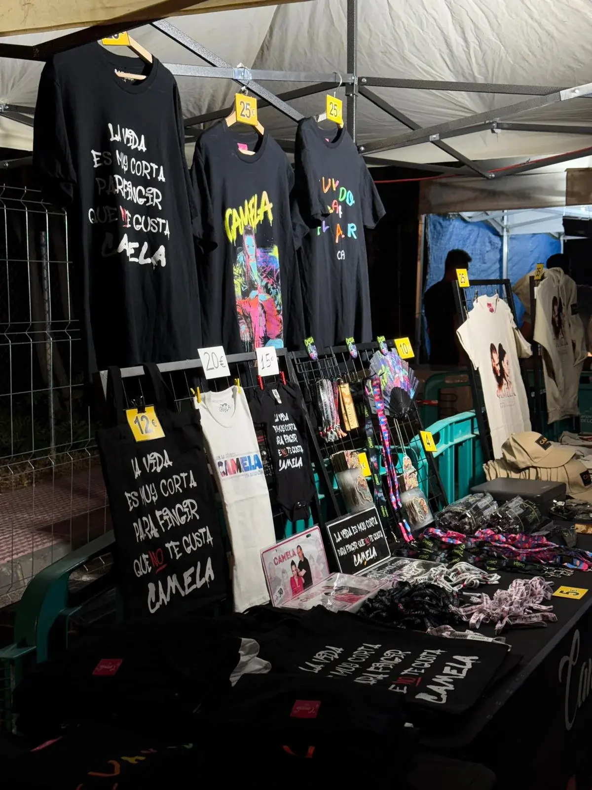 Puesto de merchandising de Camela en un concierto