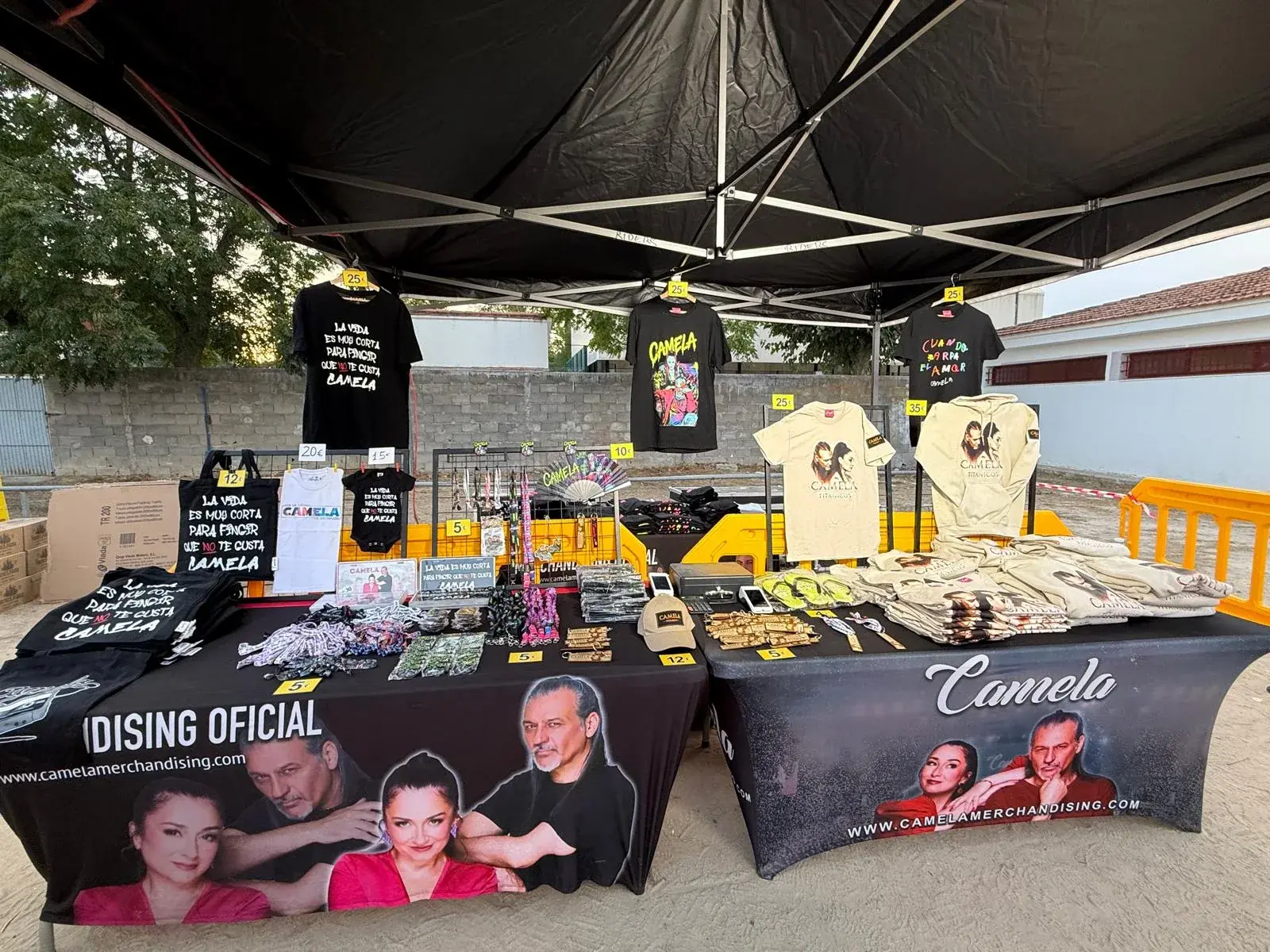 Puesto de merchandising de Camela en un concierto