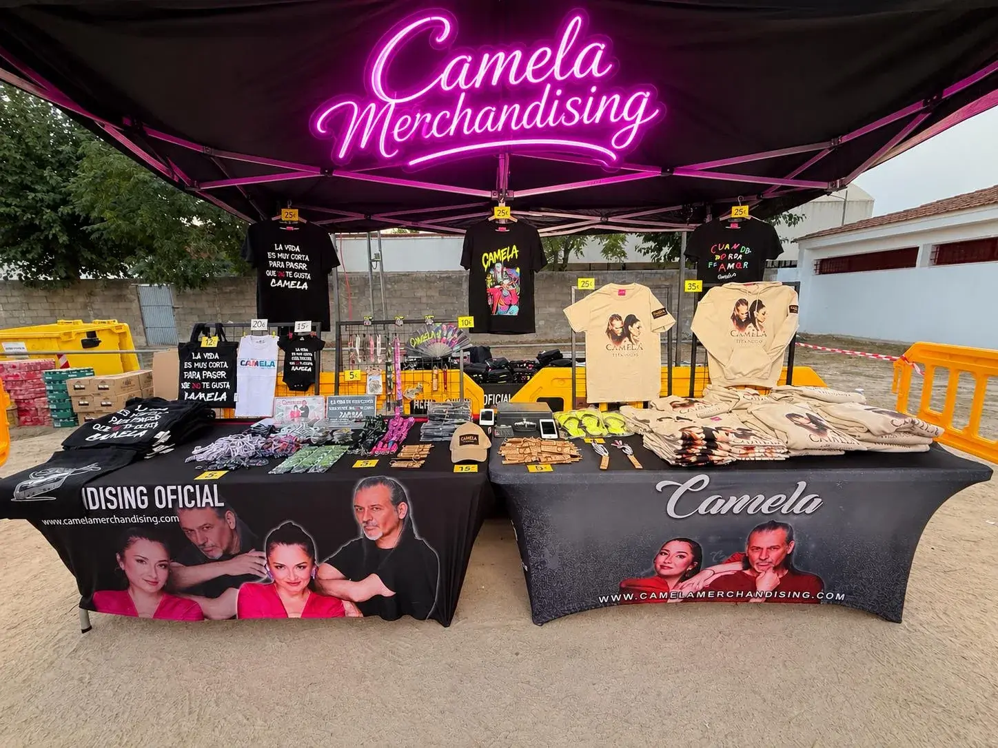 Puesto de merchandising de Camela en un concierto