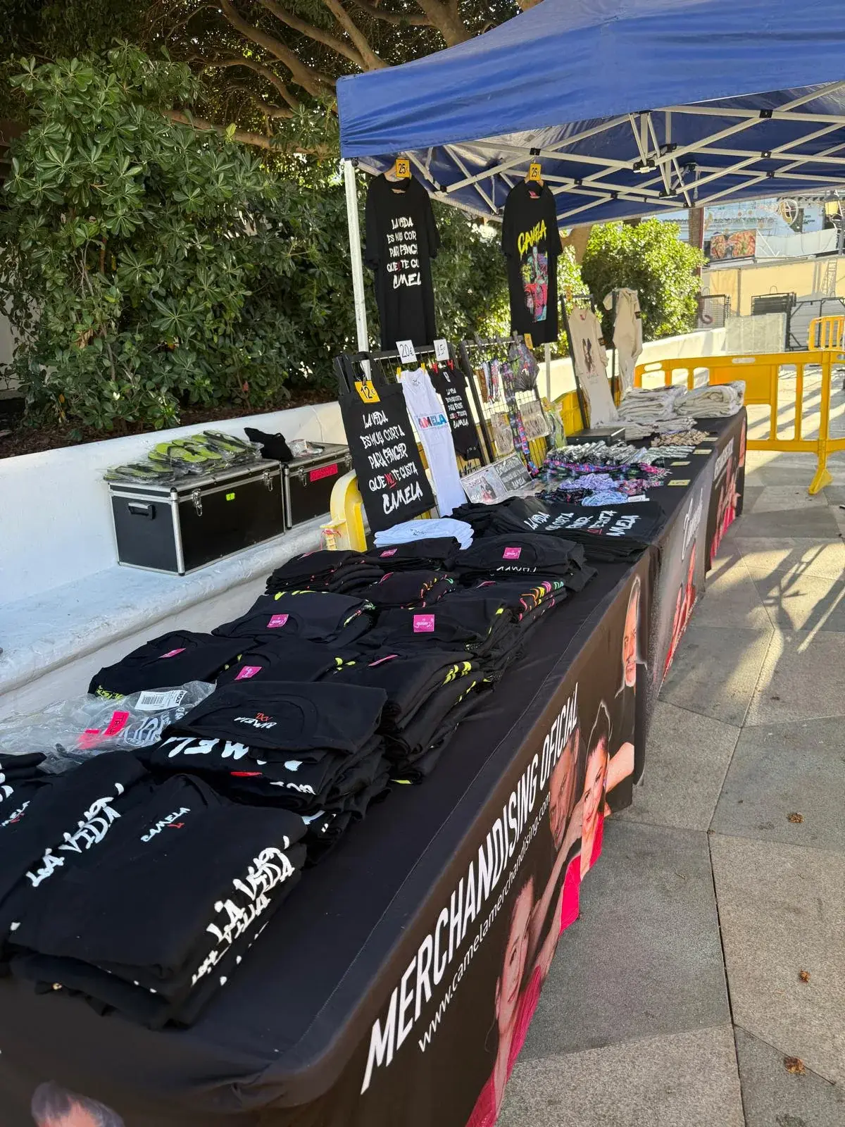 Puesto de merchandising de Camela en un concierto
