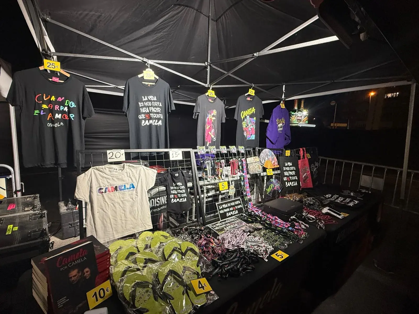 Puesto de merchandising de Camela en un concierto