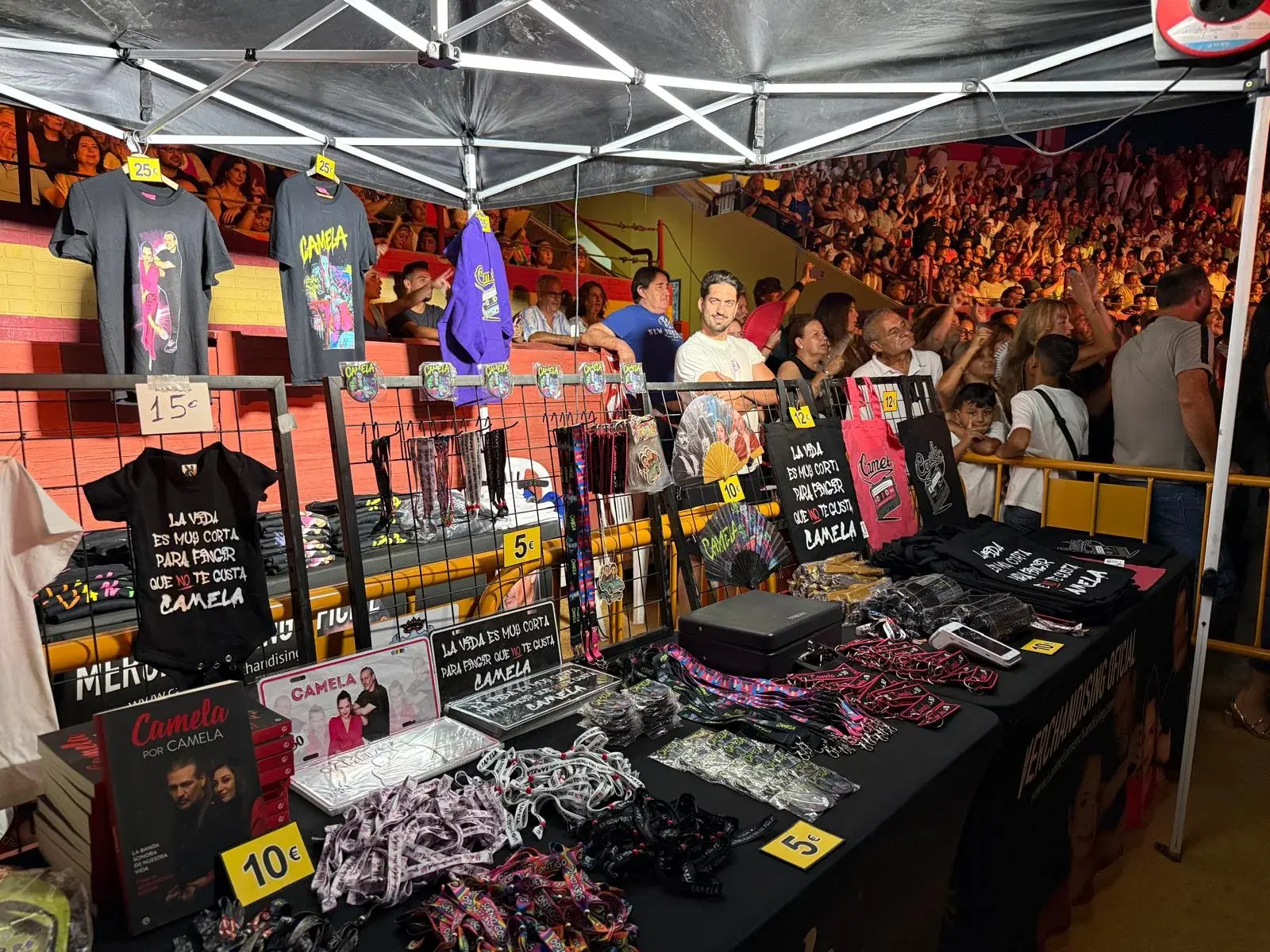 Puesto de merchandising de Camela en un concierto