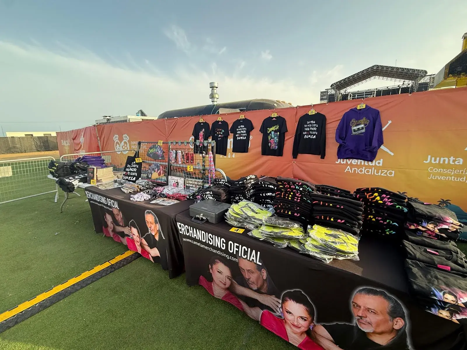 Puesto de merchandising de Camela en un concierto