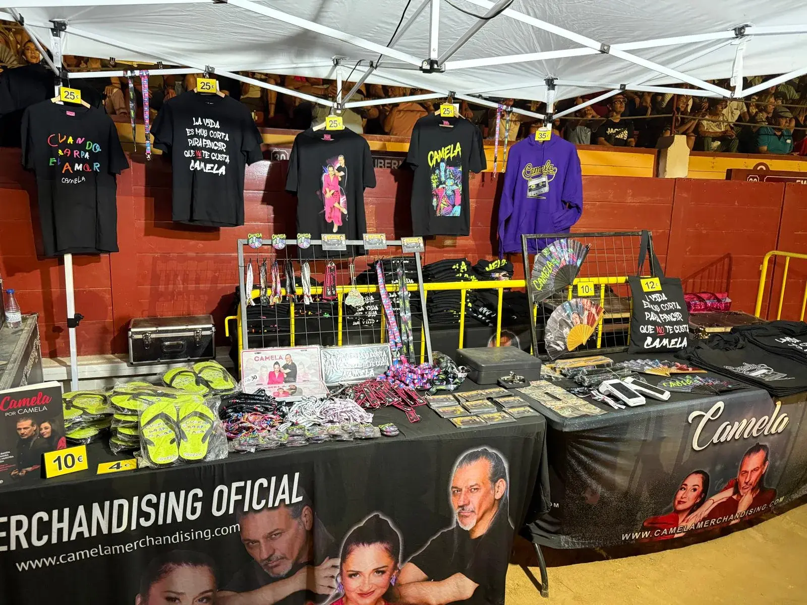 Puesto de merchandising de Camela en un concierto