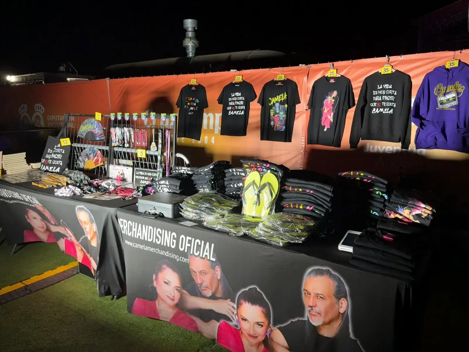 Puesto de merchandising de Camela en un concierto