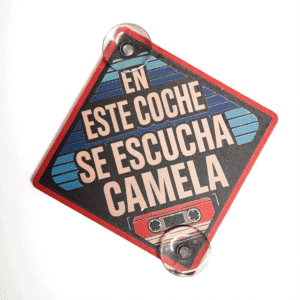 Placa con ventosa “En este coche se escucha Camela”