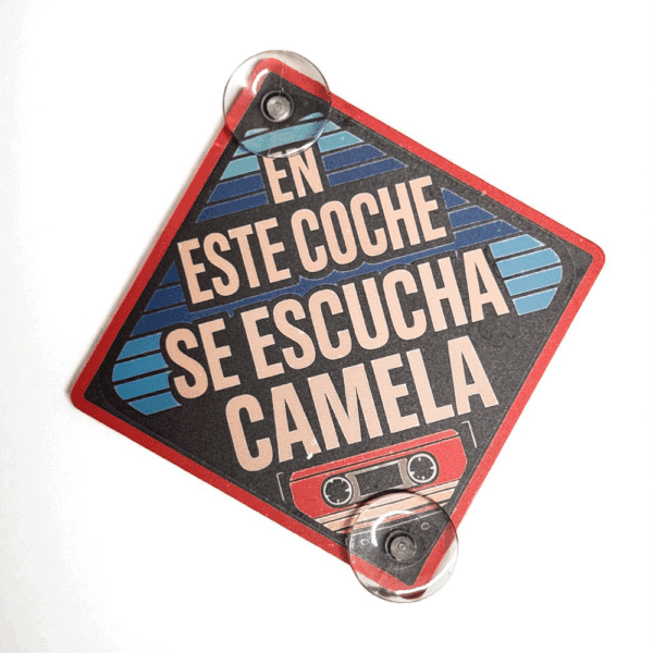 Placa con ventosa “En este coche se escucha Camela”