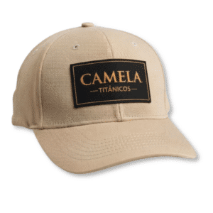 Gorra Camela Titánicos beige con parche del logo Camela