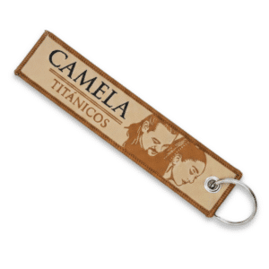 Llavero Camela Titánicos de tela bordado con el logo Camela